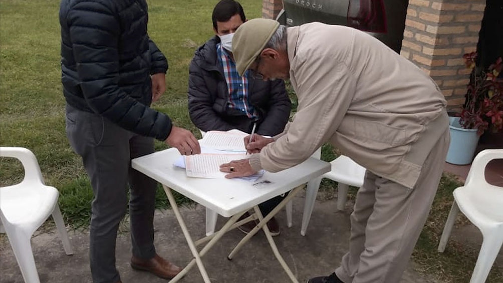 Félix Silva firmó este viernes, junto a su esposa Fredelinda Nuñez, los documentos para la donación.