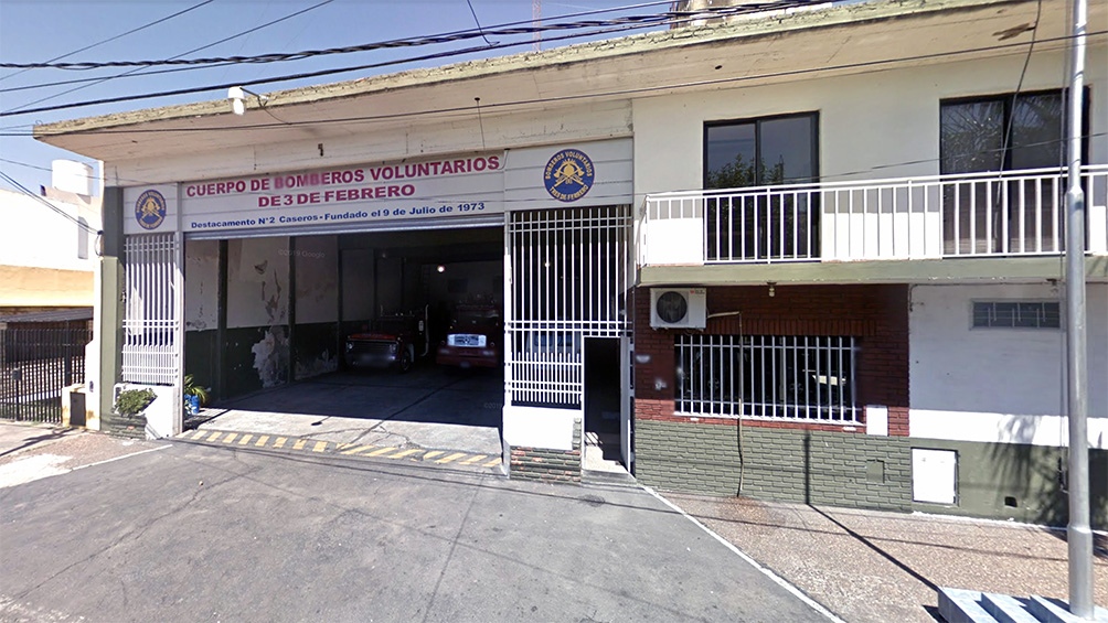 El cuartel de Bomberos de Caseros desde donde partió el cortejo fúnebre (vista de Street View).