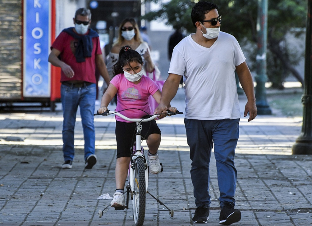 No hay evidencia convincente hasta el momento de que alguna de las variantes tenga una propensión especial a infectar o causar más enfermedades en los niños.