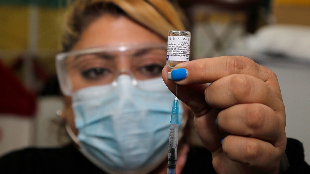 Las personas pueden elegir entre esperar la segunda dosis de la vacuna que ya se aplicaron o bien combinar esquemas. Foto: Julián Varela.