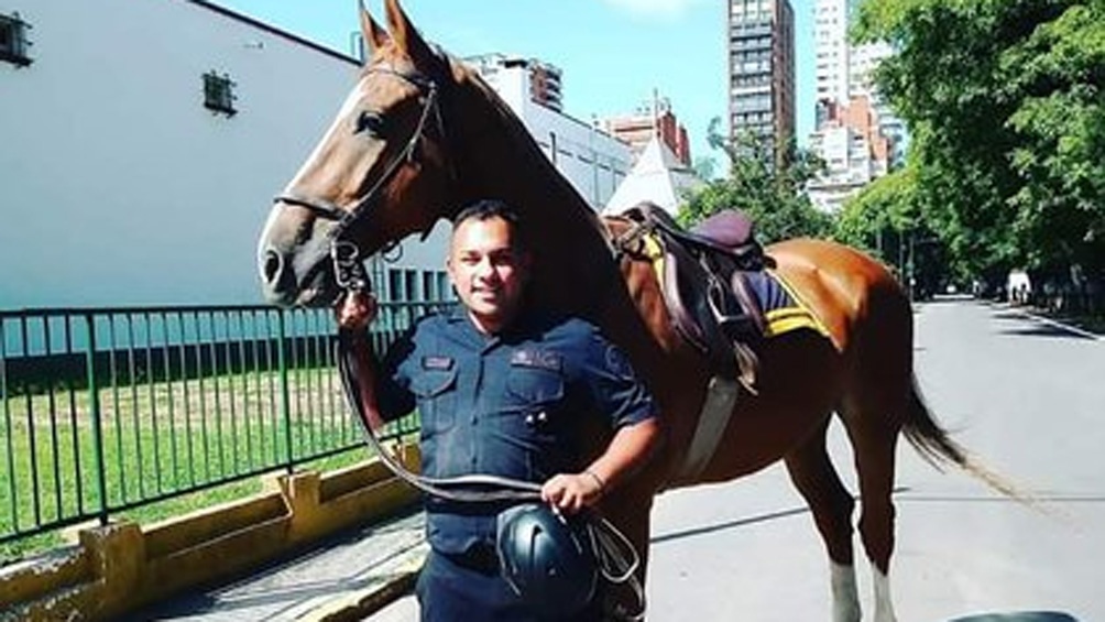 El policía prestaba servicio en la sede de la policía Montada de la Policía Federal (PFA).