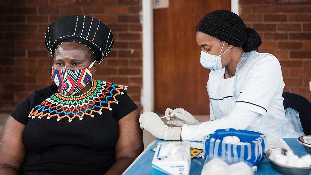 Solo el 4% de la población africana de 1.300 millones de personas fue completamente vacunada. Foto: AFP