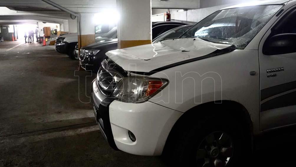 La camioneta Volkswagen Amarok apareció abandonada con varios daños en el partido bonaerense de Avellaneda. Foto: Pepe Mateos