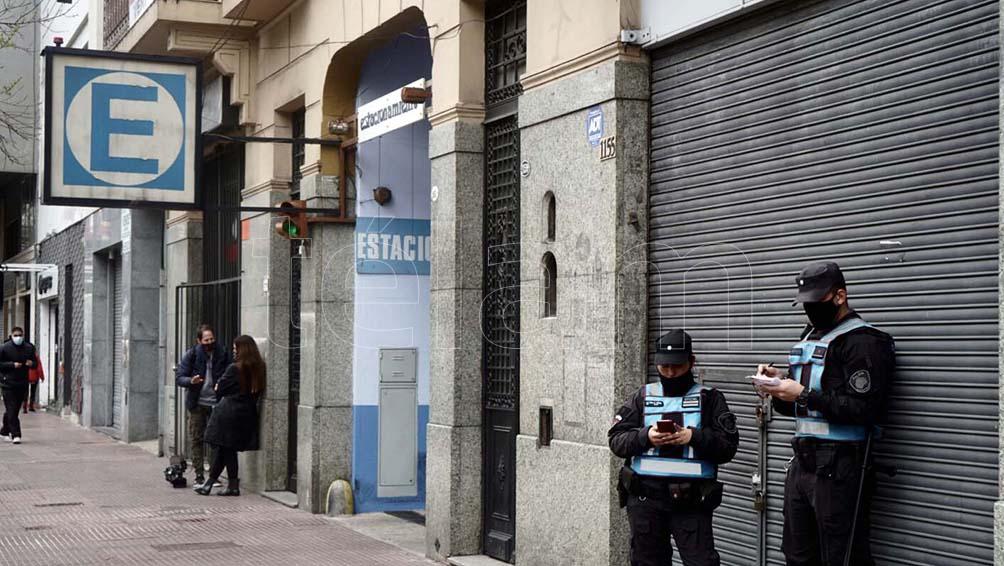 Al menos siete delincuentes armados asaltaron un estacionamiento y robaron una camioneta