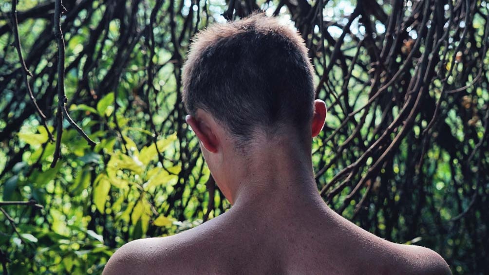 Nino, el protagonista de filme, que es agredido por su elección sexual.