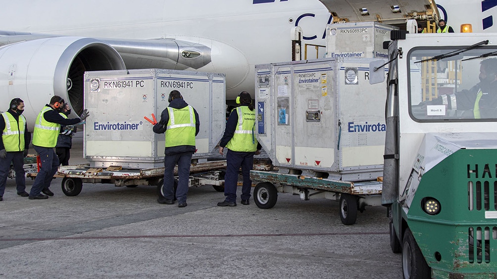 Un nuevo lote con 530.300 dosis de la vacuna AstraZeneca llegará sábado a las 21.10 al Aeropuerto Internacional de Ezeiza.