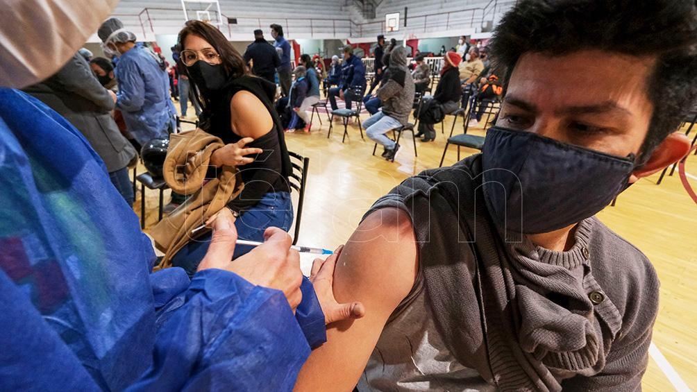 El avance en la vacunación se produce mientras el país alcanzó este viernes 14 semanas de descenso sostenido de casos de coronavirus. Foto: Germán Pomar.