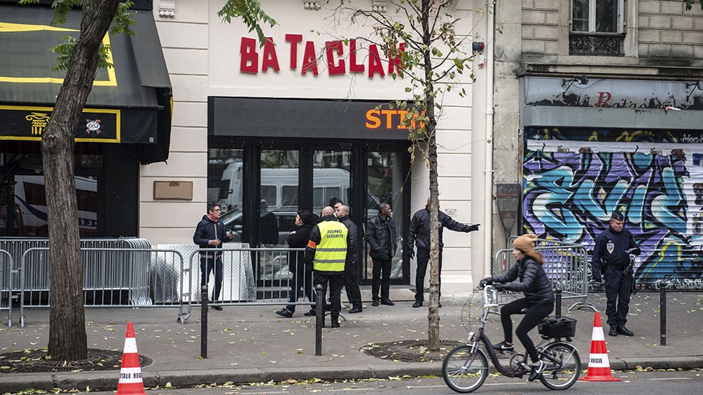 En 2015, en el centro de París, dos comandos de tres hombres cada uno dispararon contra terrazas de bares y restaurantes y balearon a los asistentes a un concierto en el Bataclan.