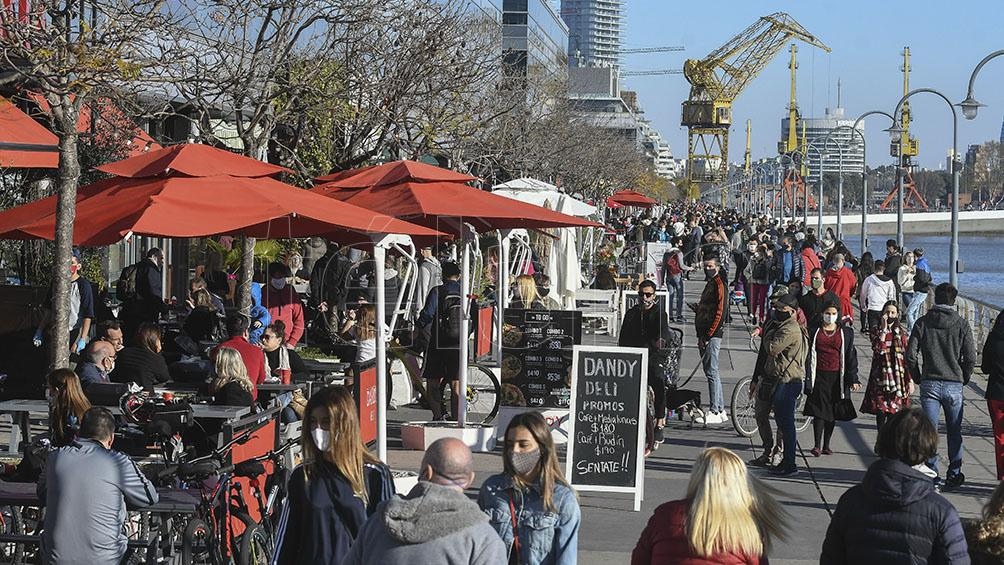 El barbijo no será obligatorio al aire libre siempre y cuando no haya otras personas en contacto cercano.