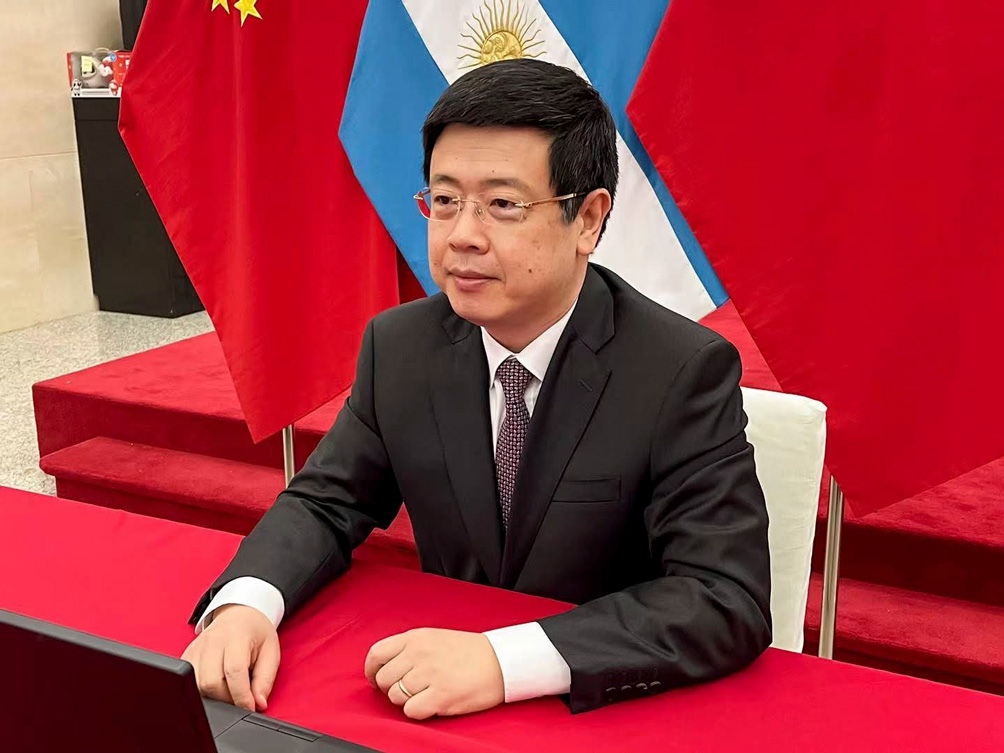 Zou Xiaoli remarcó el compromiso de China de ofrecer 2.000 millones de dosis en el presente año.