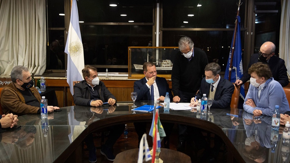 En la medianoche las autoridades de la AGP junto con el subsecretario de puertos, Leonardo Cabrera, participaron del acto que marcó el cierre la concesión de Hidrovía S.A.