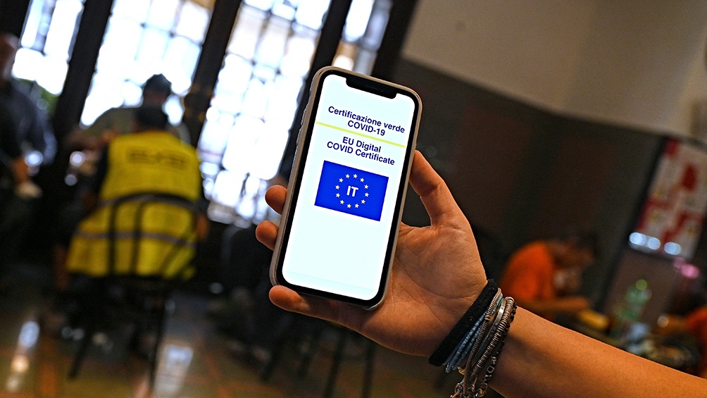 El certificado se obtiene con al menos una dosis de la vacuna, con un certificado de recuperación de la enfermedad o con un test negativo con no más de 48 horas de antigüedad. Foto: AFP