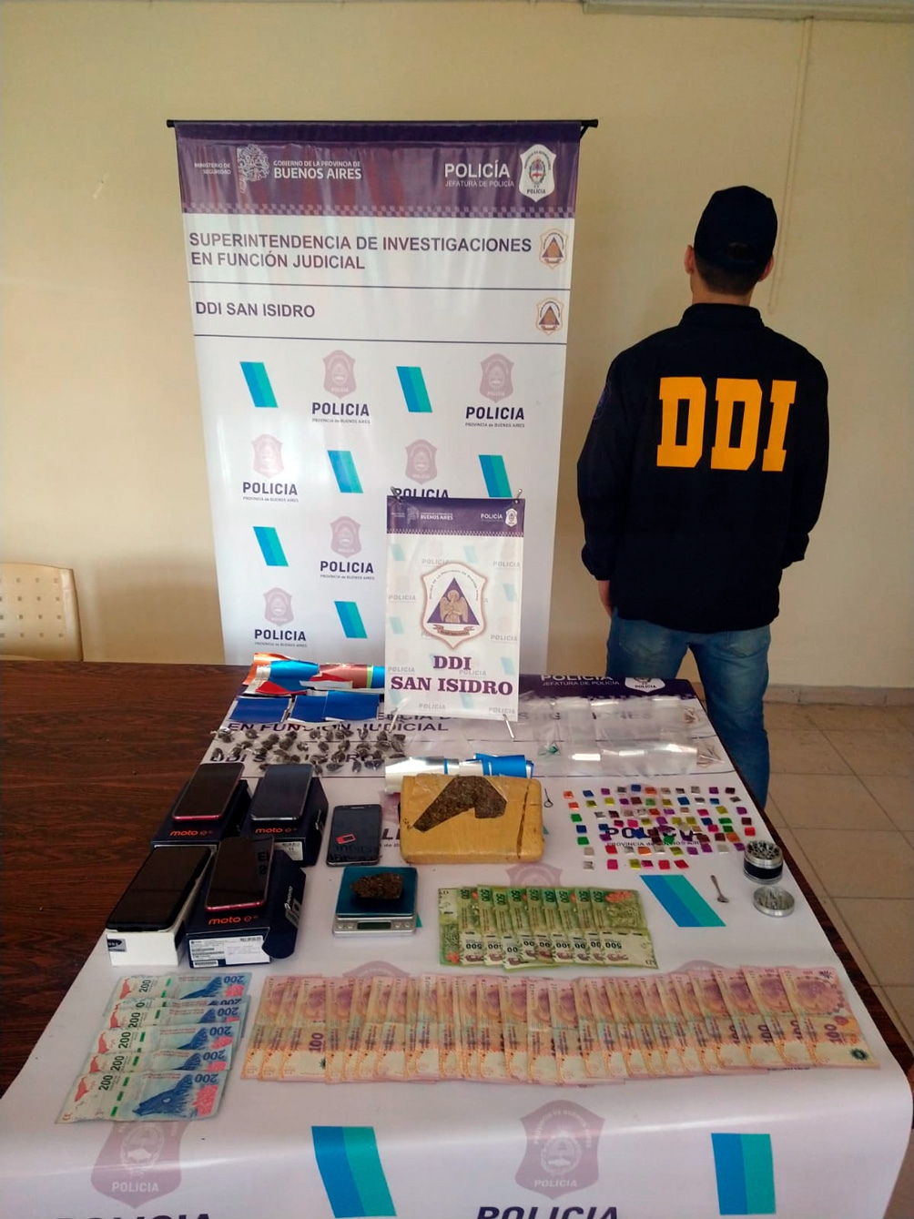 En el allanamiento se secuestró marihuana, 20 mil pesos, cocaína, balanzas de precisión y celulares prepagos.