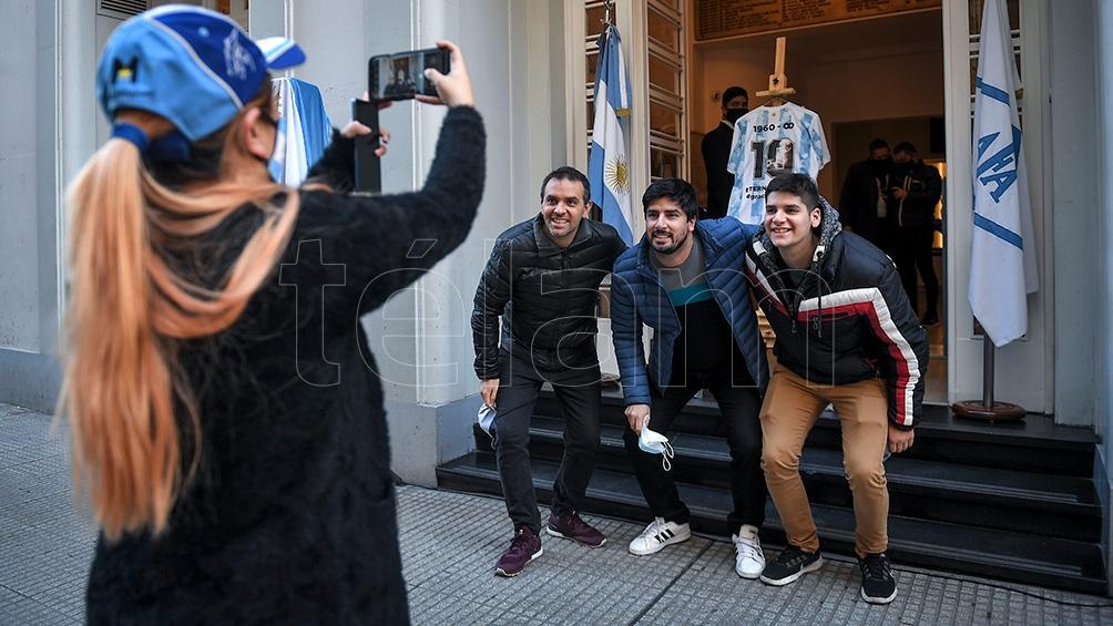 En la puerta de la AFA se juntaron los fanáticos a celebrar "el gol del siglo".