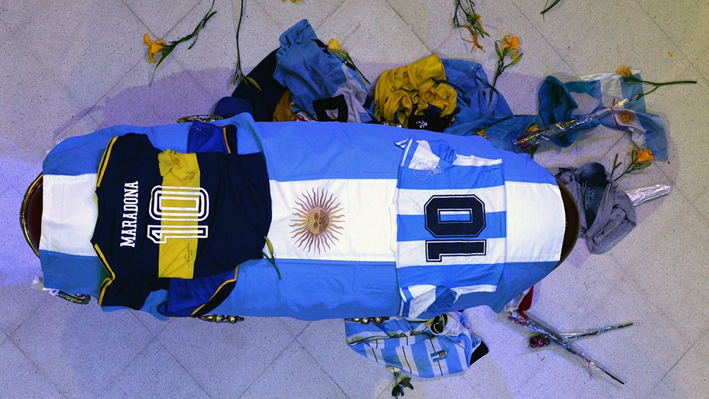 Una imagen que dio la vuelta al mundo. El cajón de Maradona con sus dos camisetas más representativas: Boca y la Selección Argentina.