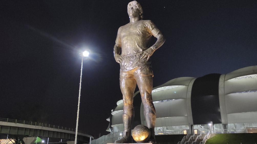 La estatua del astro de Villa Fiorito en el estadio Madres de Ciudades en Santiago del Estero.