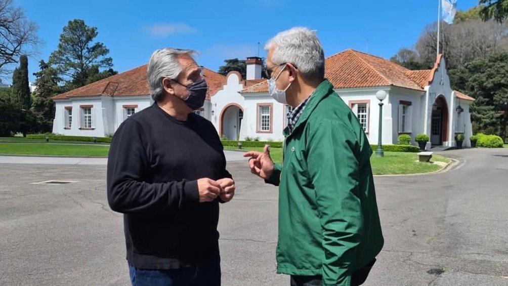 Tras su encuentro con el jefe de Gabinete, Domínguez expresó en su cuenta oficial de Twitter que ambos analizaron la actualidad de la cadena cárnica y el sector rural.