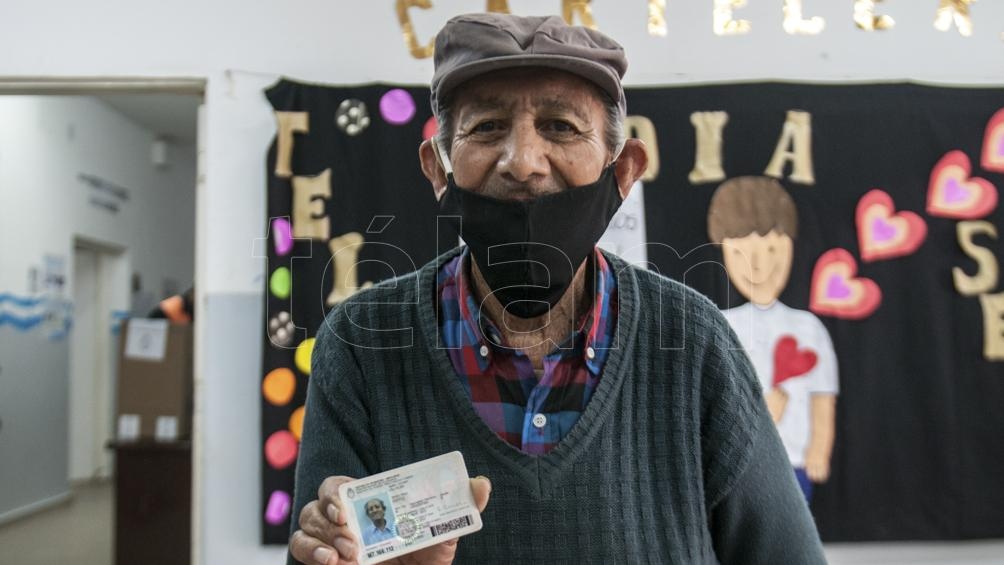Aunque en su DNI dice 88 años, don Electo cree que tiene unos años más porque "me anotaron mal". (Foto: Emilio Rapetti)