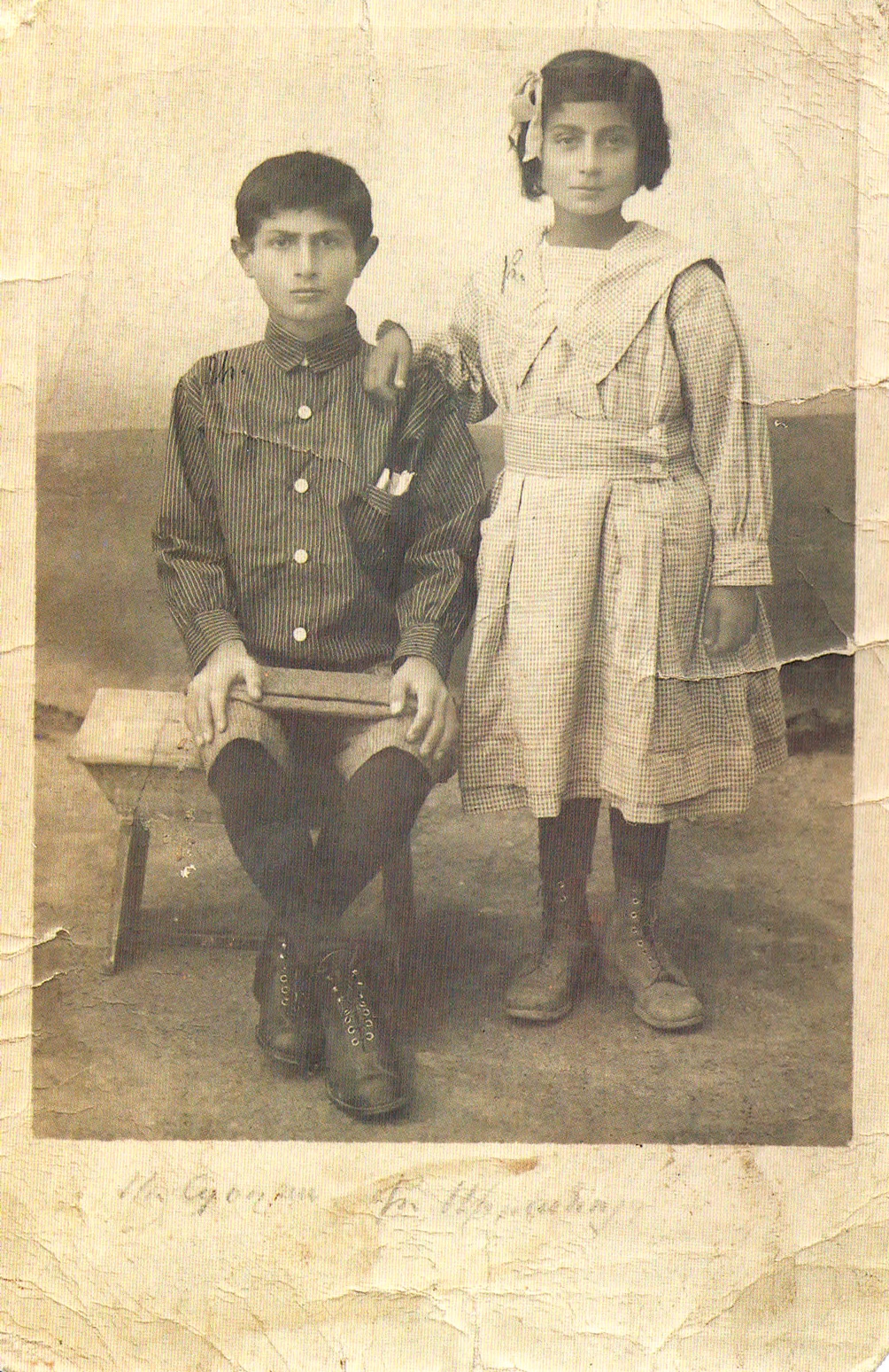 Boghós y Siranush Arzoumanian, los hermanos que encontraron en Argentina una segunda patria.