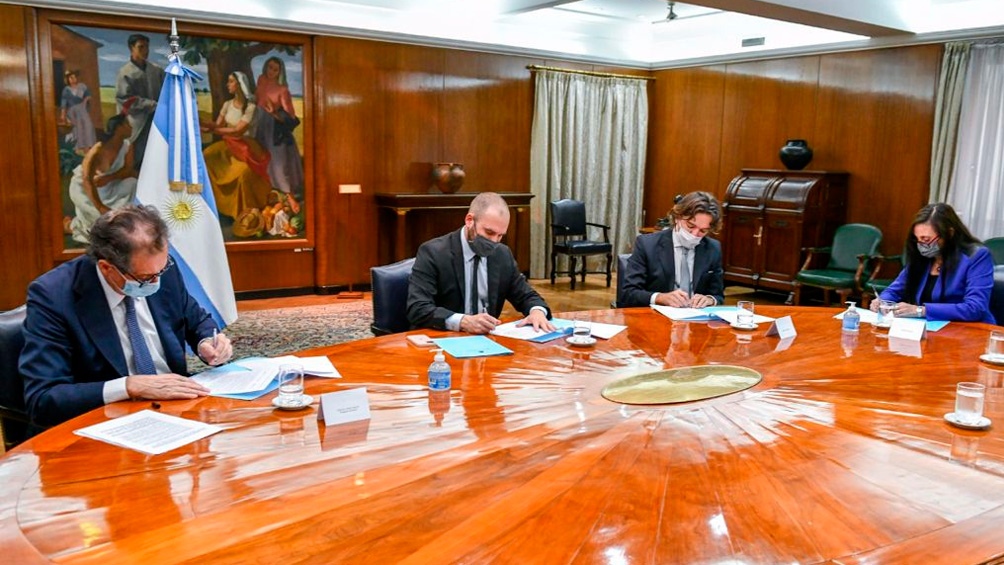 La firma de los representantes de cada área (Foto: Twitter @CNVArgentina).