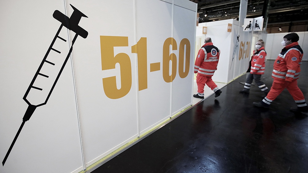 "La información disponible indica que la inmunidad adquirida frente a la Covid-19 con las primeras dosis se reduce con el tiempo desde la primera vacuna" explicó el vocero del Ente Regulador Europeo. 