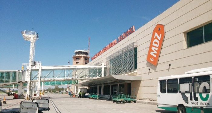 El Gobierno analiza aumentar el número de vuelos y pasajeros que llegan al país (y piensa en Mendoza)