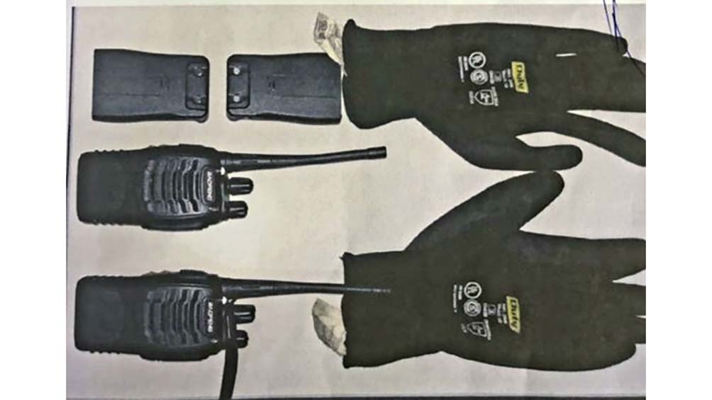 Los equipos de comunicación que el detenido llevaba en el baúl del auto. 