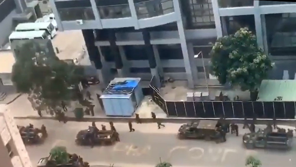 Los militares sublevados ordenaron la liberación de los detenidos polítiicos, tras el golpe de Estado condenado por la comunidad internacional.
