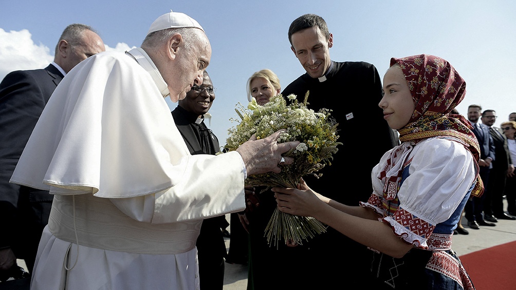 Francisco permanecerá cuatro días en Eslovaquia tras pasar siete horas en Budapest. Foto: AFP.