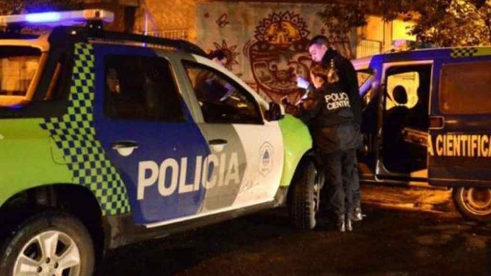 Los policías, por el momento, trabajan en la hipótesis de un hecho de violencia de género seguido de suicidio.