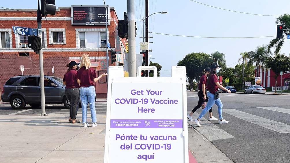 Estados Unidos levantará en noviembre las restricciones de ingreso al país por la pandemia de coronavirus a todos aquellos que estén vacunados. (Foto AFP)