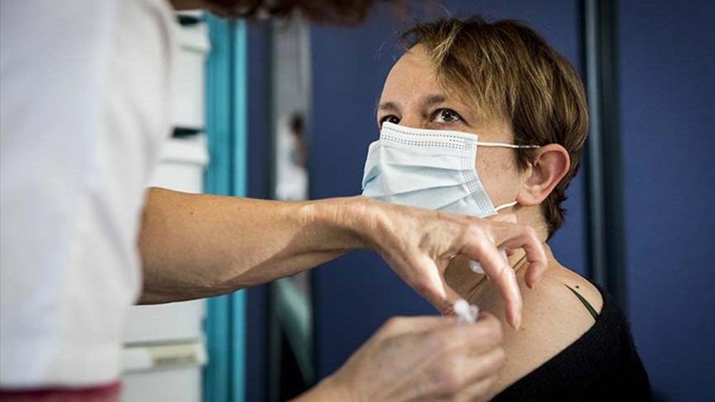 Los trabajadores de hospitales, residencias de ancianos y auxiliares, entre otros, podrán ser suspendidos sin sueldo si no recibieron al menos una dosis. Foto: AFP.