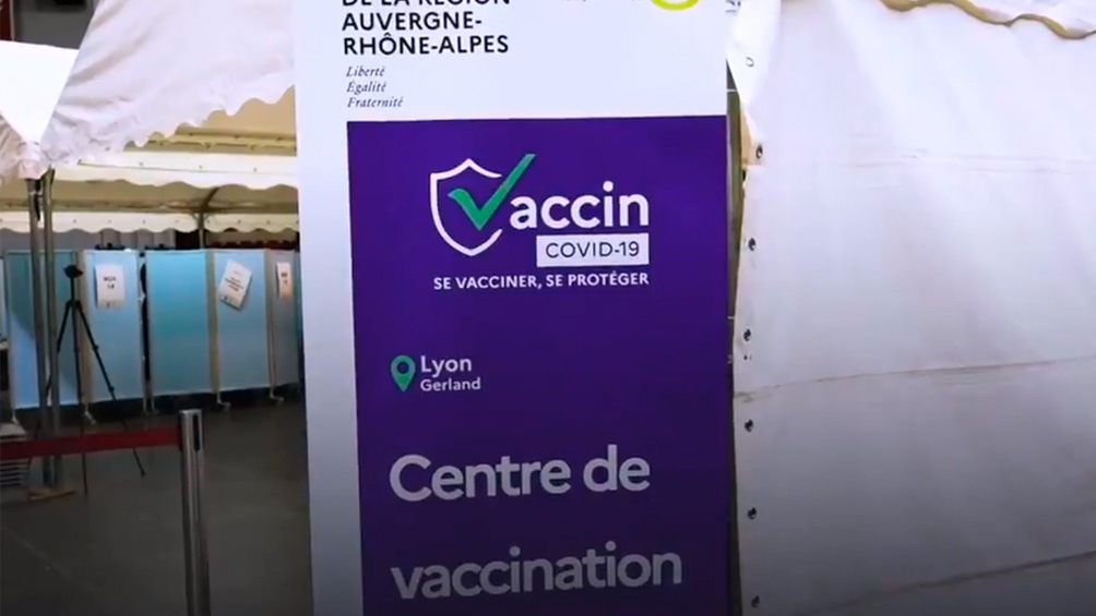 La campaña de vacunación comenzó a fines del año pasado, más del 76,98% de los ciudadanos franceses recibieron al menos una dosis de la vacuna y más de 67,49% recibieron la pauta completa.