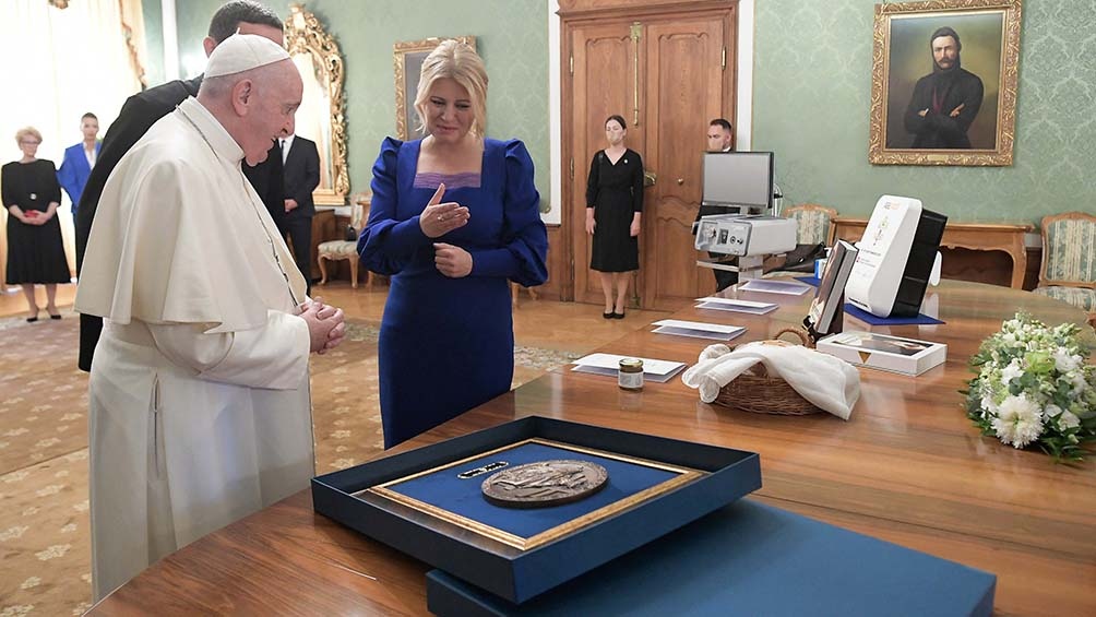 Francisco mantuvo una reunión privada con la presidenta Zuzana Caputova, para quien el Papa es "un mensajero de la inspiración que se necesita para el futuro de la humanidad".