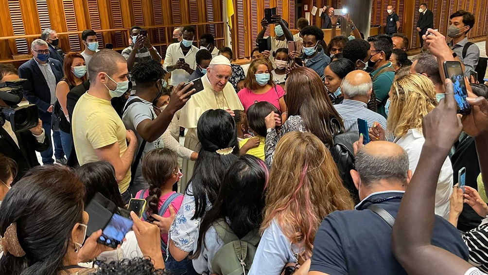 En la reunión del Papa con los refugiados se proyecto el documental "Francisco", del director Evgeny Afineevsky (Foto: Corresponsal).