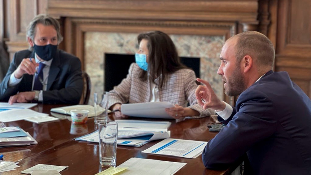 Actualmente el Ministerio de Economía negocia la reestructuración de pasivos con el FMI.