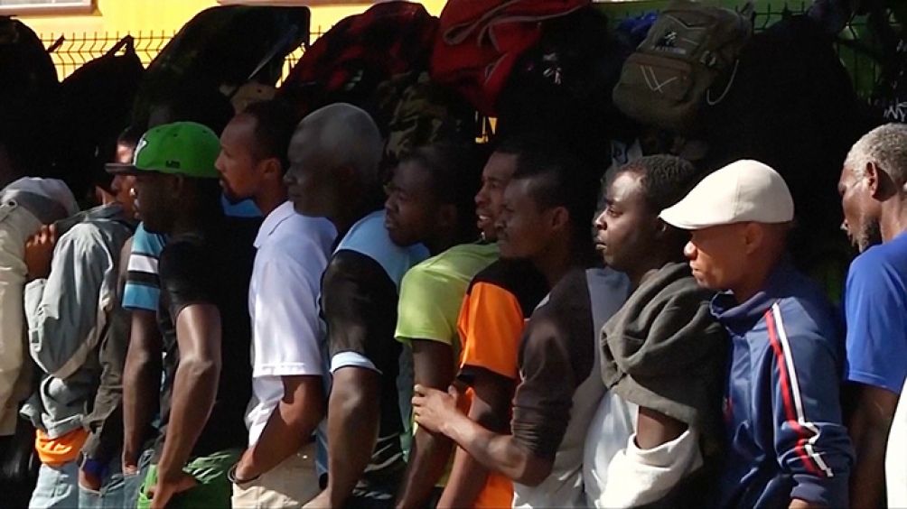 El servicio de vigilancia fronteriza de Estados Unidos embistió contra el masivo flujo de migrantes que buscaban entrar ilegalmente y el Gobierno comenzó a enviar el fin de semana aviones llenos de ciudadanos haitianos de regreso a su país.