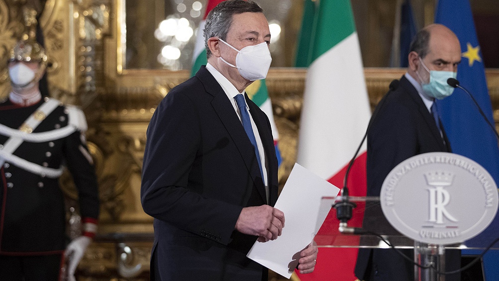 Draghi respondió con un "sí" a una pregunta sobre si en algún momento se podría llegar a exigir la vacunación a los habitantes del país.