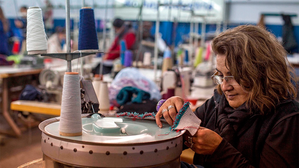 Una empresa fabricante contribuye con 24% más de impuestos y cargas sociales que un importador.