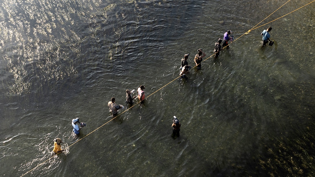 Los migrantes que llegaron a Estados Unidos fueron deportados en avión hacia Puerto Príncipe, pese a que hace más de una década no viven en el país caribeño. Foto: AFP.