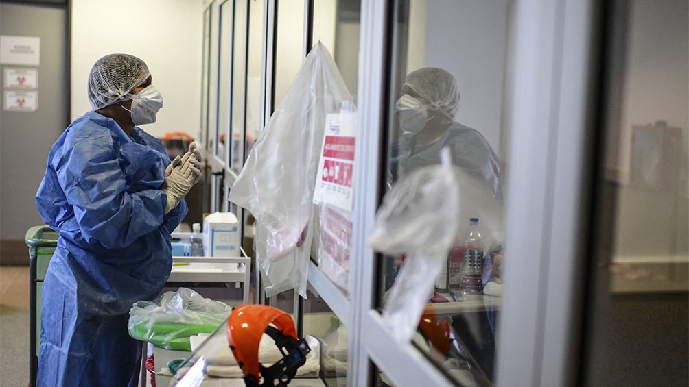 Como resultado de la vacunación, continúa la tendencia a la baja de la cantidad de pacientes con Covid-19 internados. Foto: AFP.