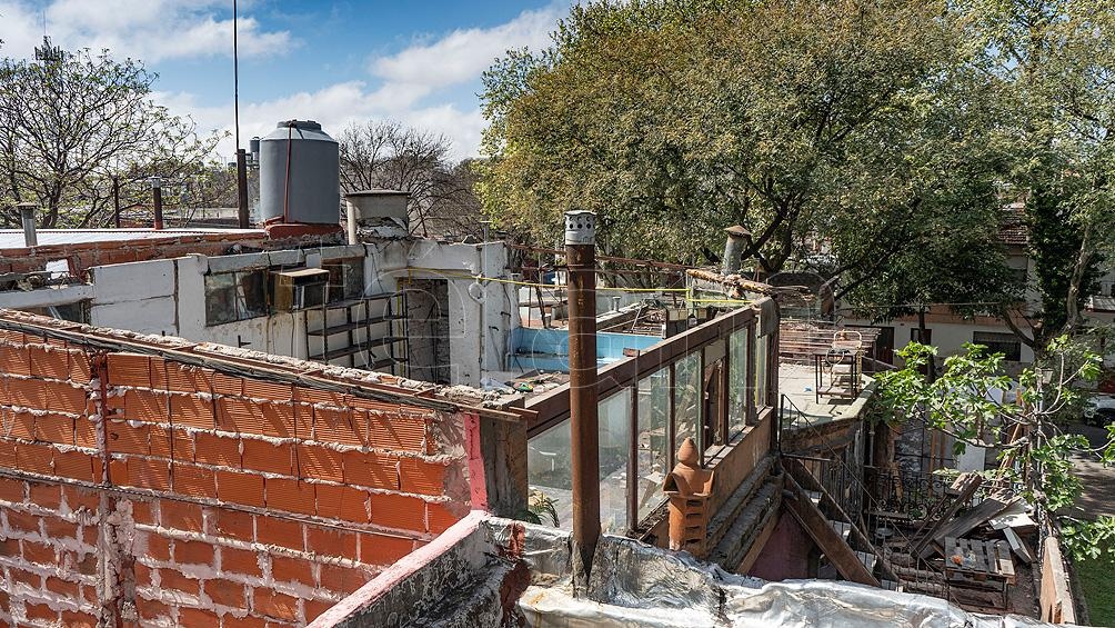 Esta semana comenzaron los trabajos de demolición de la vivienda, con el retiro de las aperturas de hierro y madera y luego la destrucción de los techos y paredes. Foto: Mateos Pepe