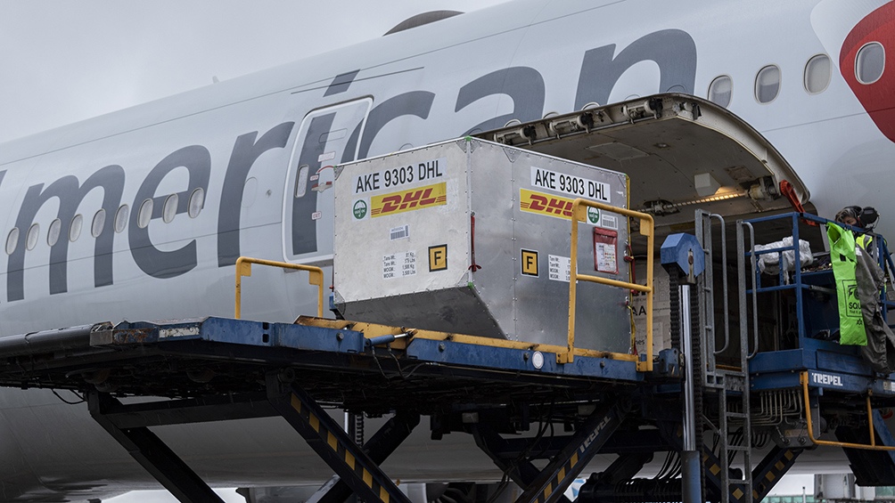 Las vacunas Pfizer arribaron al aeropuerto internacional de Ezeiza, en el vuelo AA991 de American Airlines.