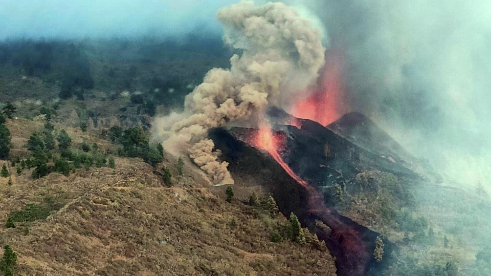 La erupción del volcán, la primera en 60 años, provocó hasta ahora el desplazamiento de 5.000 personas y la destrucción de 100 casas. Foto @guardiacivil