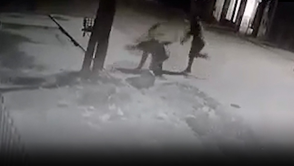 Las imágenes de la cámaras de la calle reflejan el momento de la golpiza al ladrón.