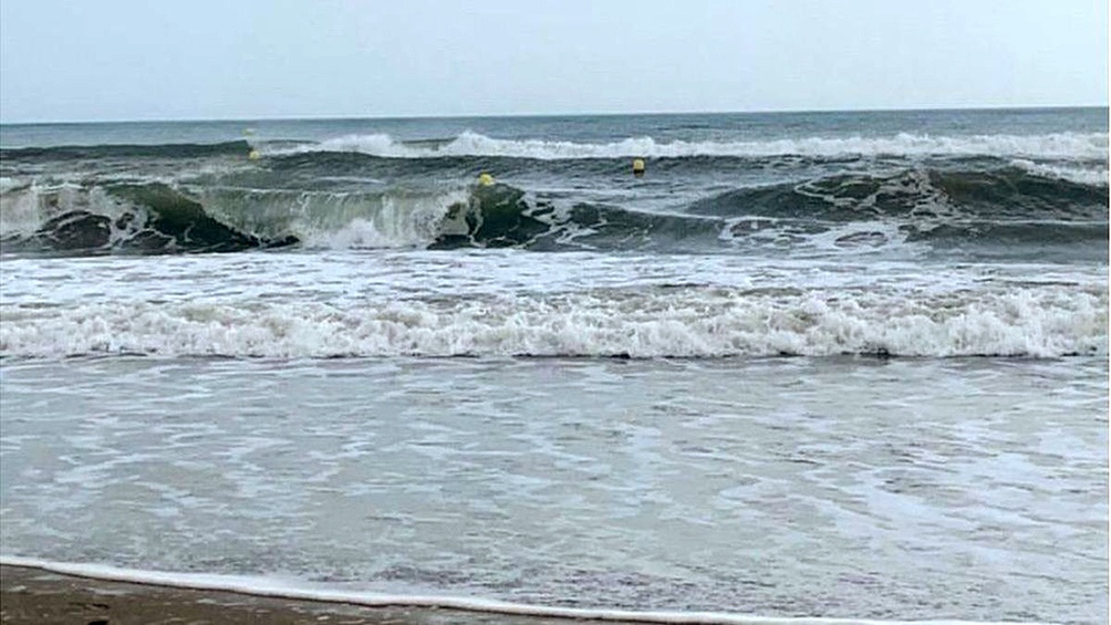La autoridad marítima, los Bomberos y la Gendarmería han pedido a los ciudadanos que no acudan a las playas durante estos días