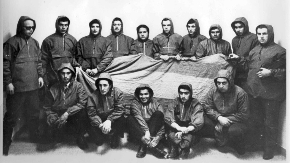 Los integrantes del Operativo Cóndor. Mientras ellos llegaban a las islas, el dictador Onganía se reunía con el Príncipe Felipe, consorte de la reina británica.