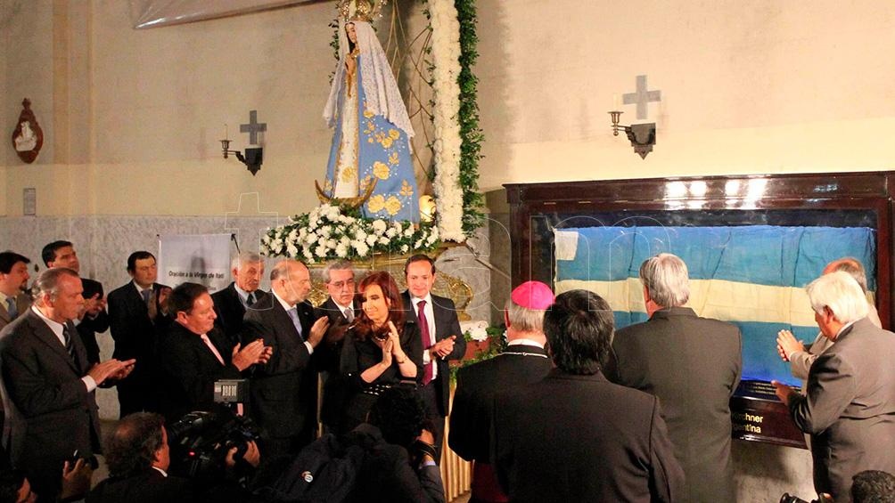 En 2012, la presidenta Cristina Fernández durante un acto en Itatí, Corrientes, en el que depositó ante la Virgen una de las banderas que flameó en las Islas Malvinas en el "Operativo Cóndor". (Foto: Germán Pomar/Télam)