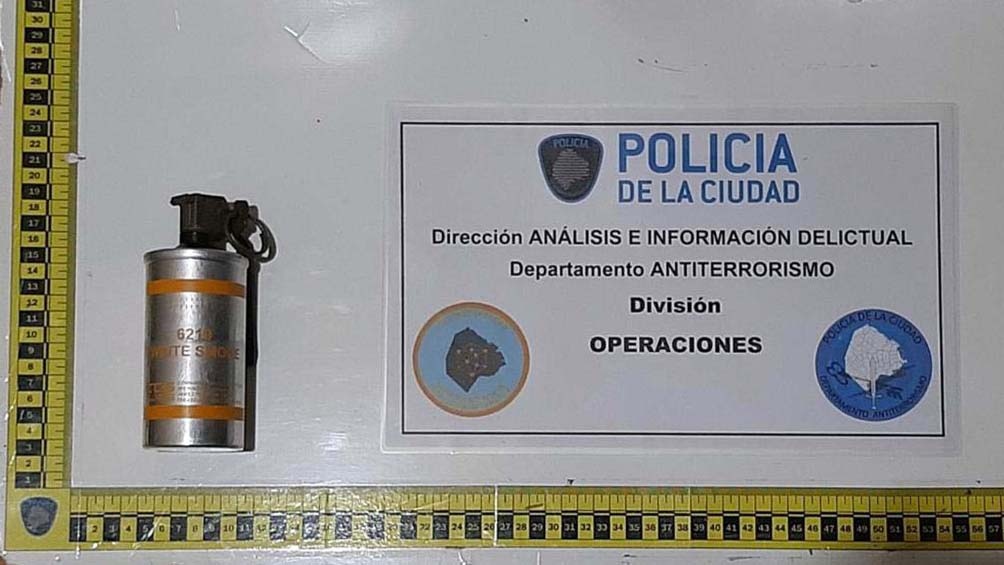 Se encontró una granada de humo entre las pertenencias del sospechoso.