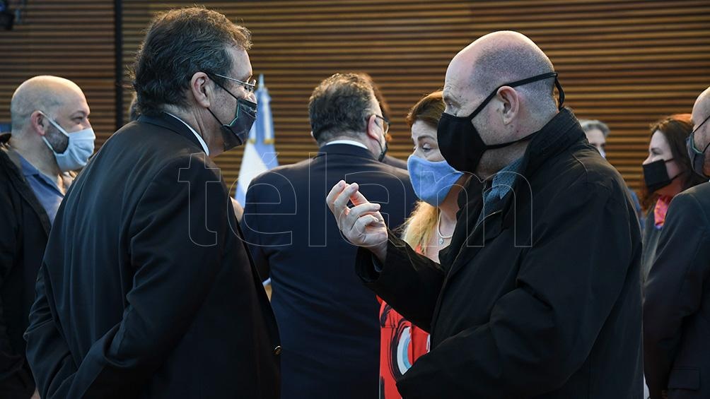 El ministro Bauer junto al empresario teatral Carlos Rottemberg (Foto: Daniel Dabove)
